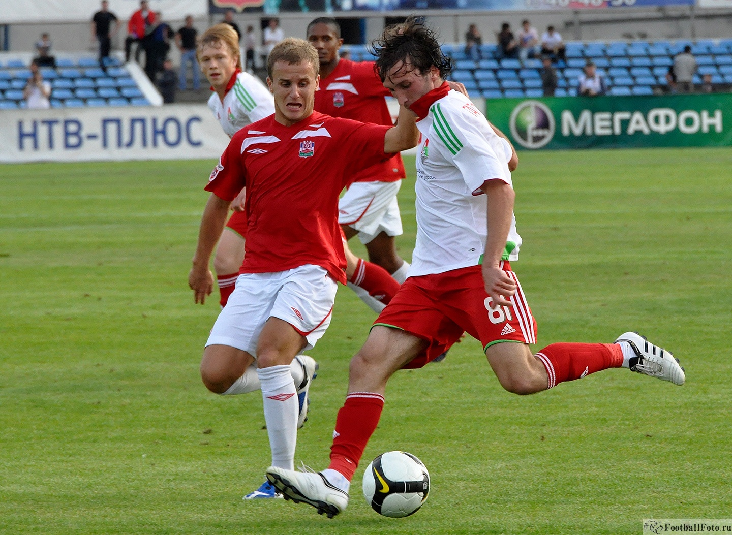 Алана Гатагова догоняет Дмитрий Ятченко. Матч ПФК Нальчик - ФК Локомотив 13 сентября 2009 года.