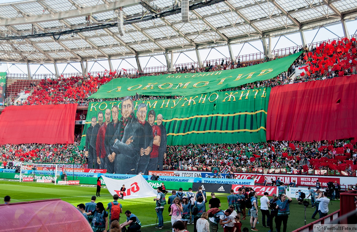 Южная трибуна перед золотым матчем  ФК Локомотив Москва - ФК Зенит Санкт-Петербург 5 мая 2018 года.