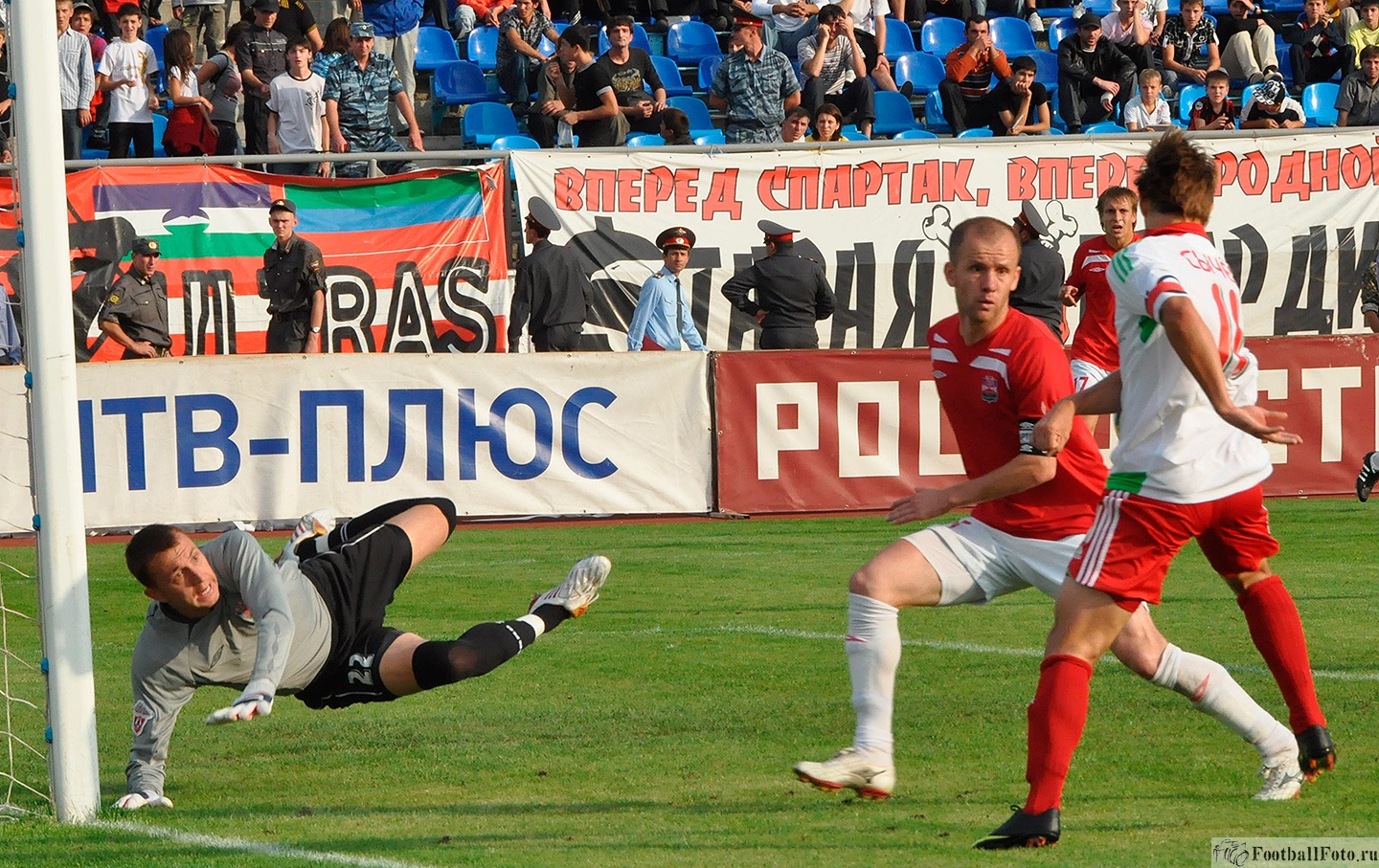 Дмитрий Сычев в этот раз не не обыграл вратаря нальчан Деяна Радича.