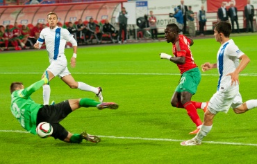Фото Умар Ниасс забивает гол в ворота Крыльев Советов