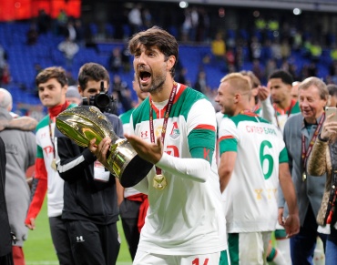 Фото Капитан с трофеем. Ведран Чорлука и Суперкубок 2019