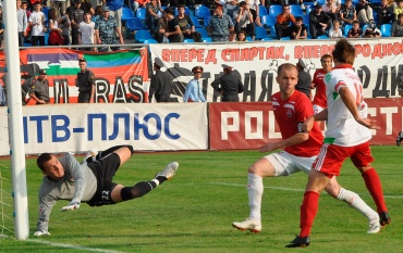 Фото Дмитрий Сычев в этот раз не не обыграл вратаря нальчан Деяна Радича.