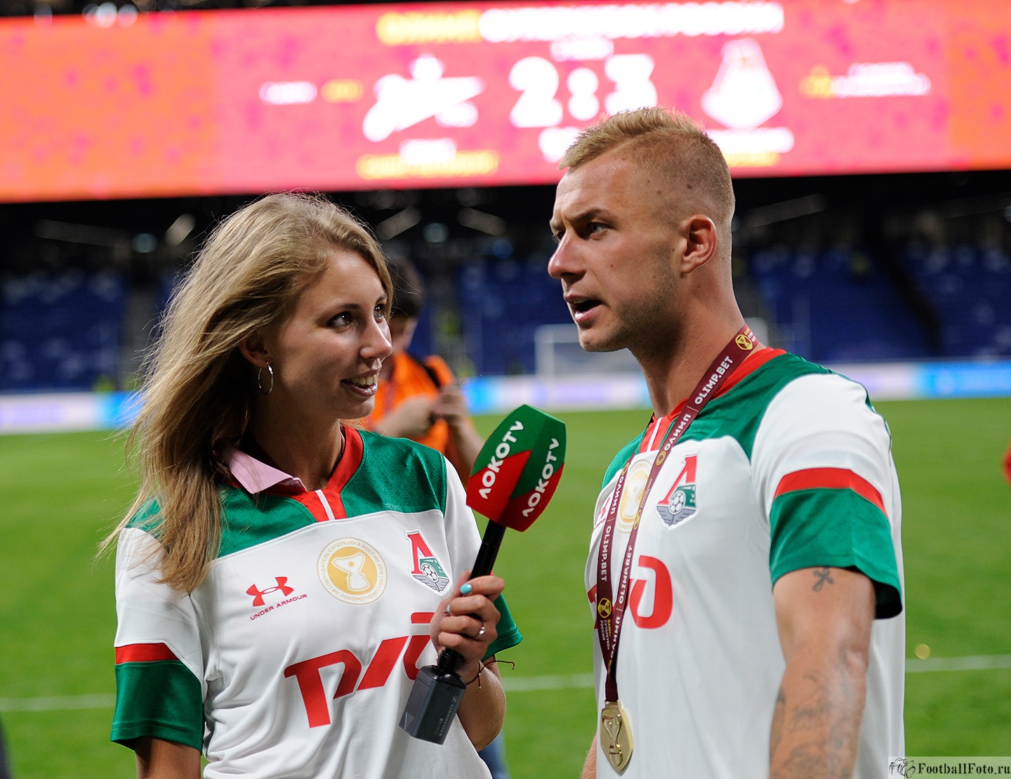 Дмитрий Баринов дает интервью пресс-атташе ФК Локомотив Анне Галлай после матча за Суперкубок с Зенитом.